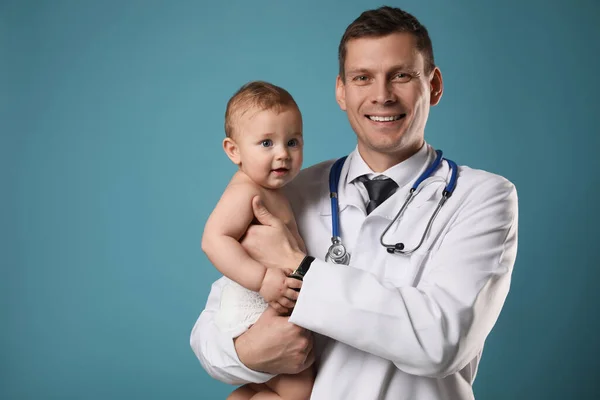 Pediatra Com Bebê Pequeno Bonito Fundo Azul Claro — Fotografia de Stock