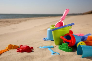 Plastik oyuncaklar kumsalda, mesaj için yer var. Açık hava oyunu