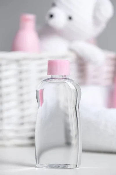 Butelka Produktu Kosmetycznego Dla Niemowląt Białym Stole — Zdjęcie stockowe