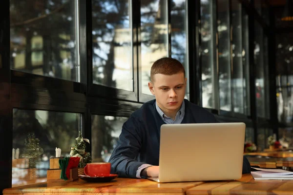 Laptoplu Genç Bir Erkek Öğrenci Kafede Ders Çalışıyor — Stok fotoğraf