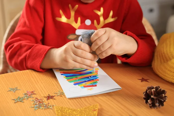 Küçük Çocuk Evde Güzel Bir Noel Kartı Hazırlıyor Yakın Çekim — Stok fotoğraf