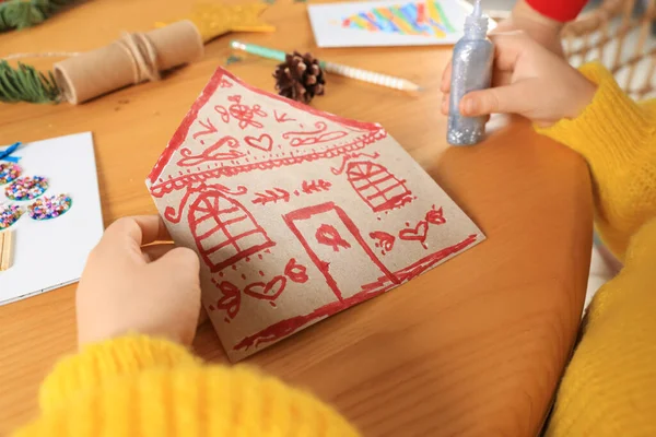 木製のテーブルで美しいクリスマスのグリーティングカードを作るかわいい子供 クローズアップ — ストック写真