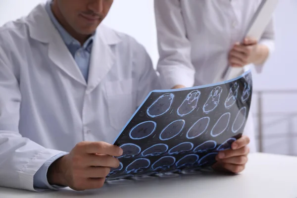 Médicos Examinando Imágenes Resonancia Magnética Pacientes Con Esclerosis Múltiple Clínica — Foto de Stock