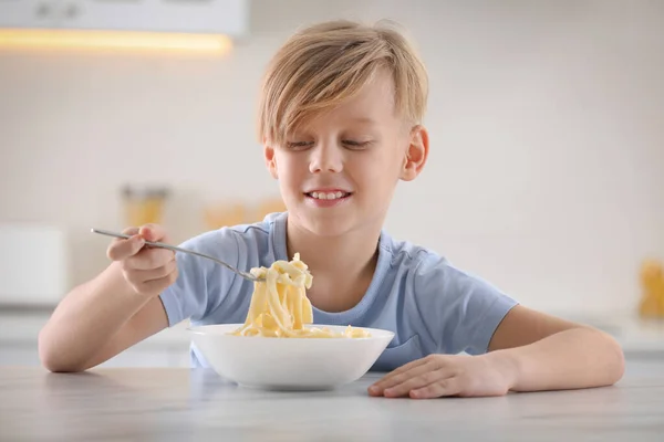 Glücklicher Junge Isst Leckere Pasta Tisch Der Küche — Stockfoto