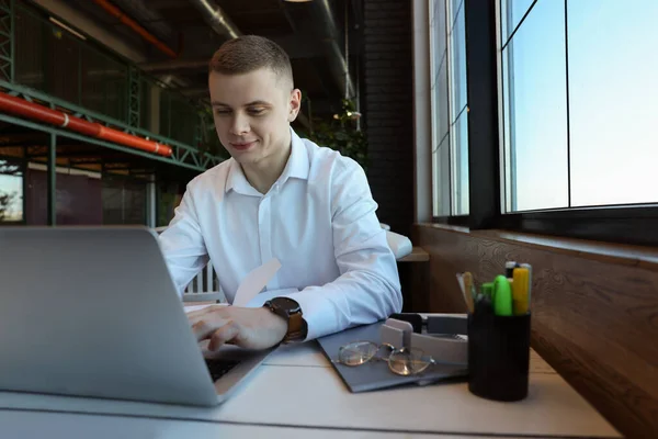Laptoplu Genç Bir Erkek Öğrenci Kafede Ders Çalışıyor — Stok fotoğraf