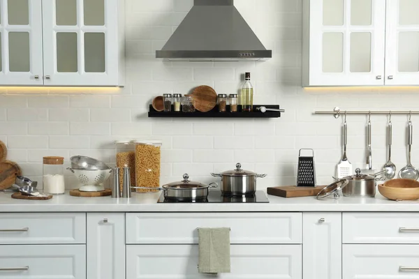 Столешница Различными Кухонными Принадлежностями Кухне — стоковое фото