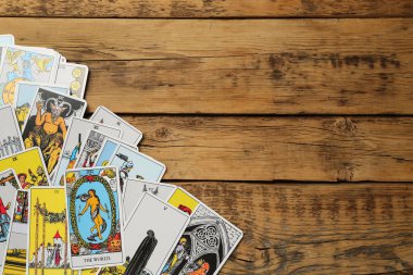 Tarot kartları ahşap masada, üst manzara. Metin için boşluk
