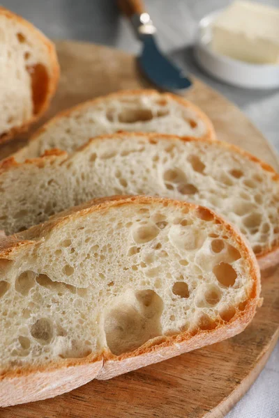 Ahşap tahtada taze pişmiş sodalı ekmek, yakın plan.