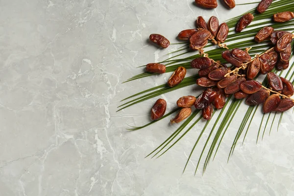 Tasty Sweet Dried Dates Palm Leaf Light Table Flat Lay — Stock Photo, Image