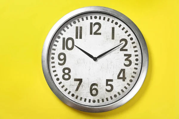 Relógio Moderno Sobre Fundo Amarelo Vista Superior — Fotografia de Stock