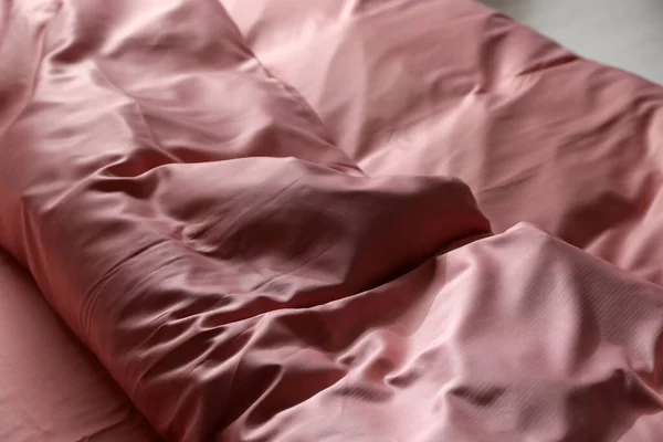 아름다운 분홍빛 명주실로 침대의 — 스톡 사진