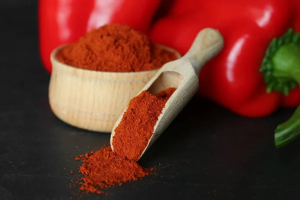 Paprikapulver Und Frische Paprika Auf Schwarzem Tisch Nahaufnahme — Stockfoto