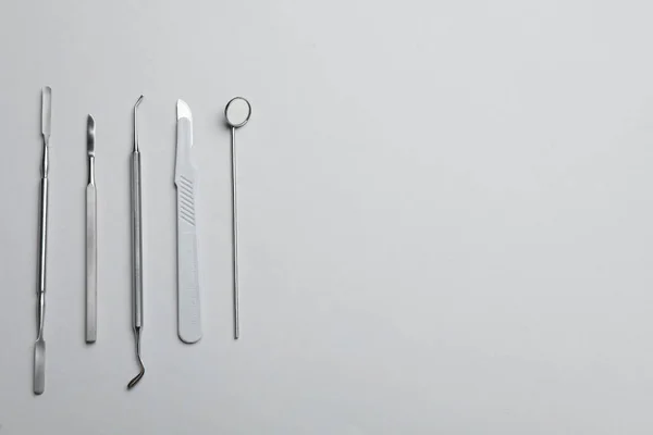 배경에 치과용 도구들의 원문을 — 스톡 사진