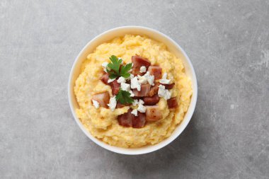 Açık gri masada kasede nefis geleneksel Ukrayna Banosh 'u.