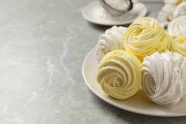 Gri mermer masada leziz beyaz ve sarı şekerlemeler. Metin için boşluk