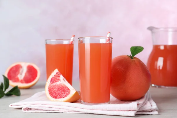 Leckerer Frisch Gemachter Grapefruitsaft Und Früchte Auf Weißem Holztisch — Stockfoto