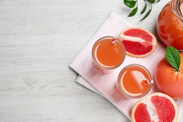 Tasty Freshly Made Grapefruit Juice Fruits White Wooden Table Flat — Fotografia de Stock