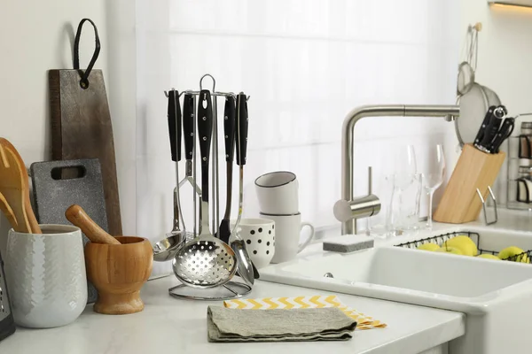 台所のシンクや調理器具とカウンター — ストック写真