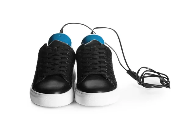 Par Sapatos Elegantes Com Moderno Secador Calçado Elétrico Fundo Branco — Fotografia de Stock
