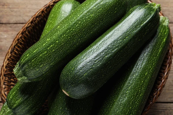 Rohe Reife Zucchinis Weidenkorb Auf Dem Tisch Draufsicht — Stockfoto