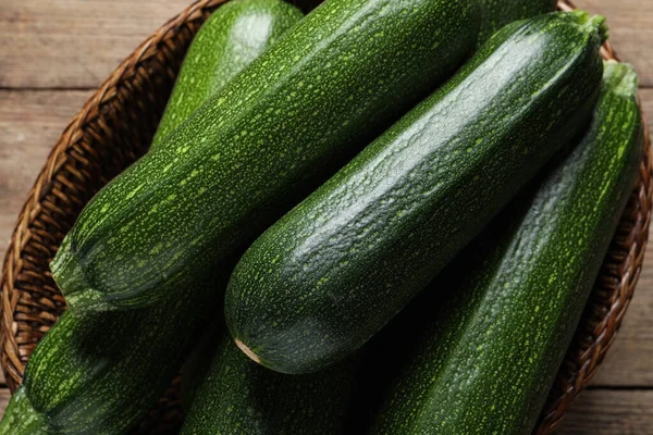 Raw Ripe Zucchinis Wicker Basket Table Top View — Stock Photo, Image