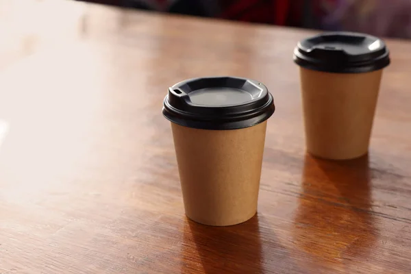 Copos Café Papel Com Tampas Plástico Mesa Madeira — Fotografia de Stock