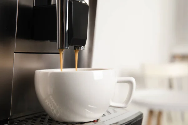 Espresso Makinesi Fincana Kahve Dolduruyor Arka Plan Bulanık Yakın Plan — Stok fotoğraf