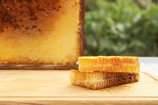 Färska Läckra Honeycombs Träbord Utomhus Plats För Text — Stockfoto