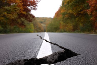 Depremden sonra asfalt yolda büyük bir çatlak.