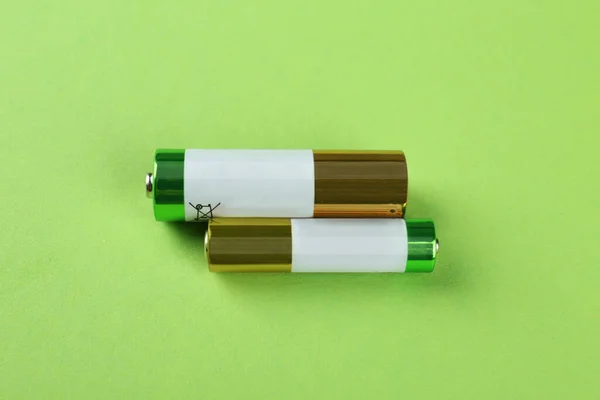 Diverse Batterie Sfondo Verde Chiaro Posa Piatta — Foto Stock