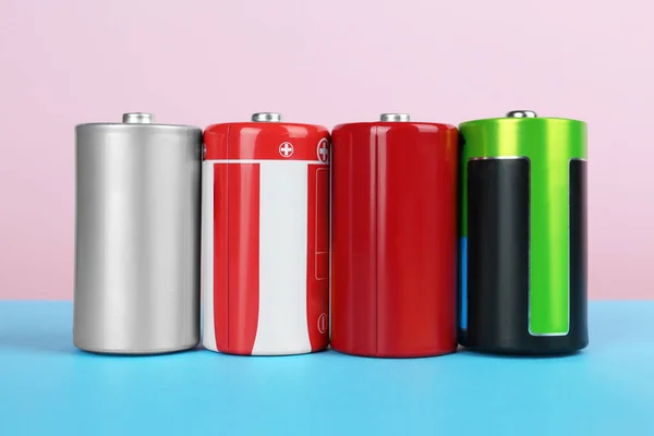 Verschiedene Neue Batterien Auf Farbigem Hintergrund — Stockfoto