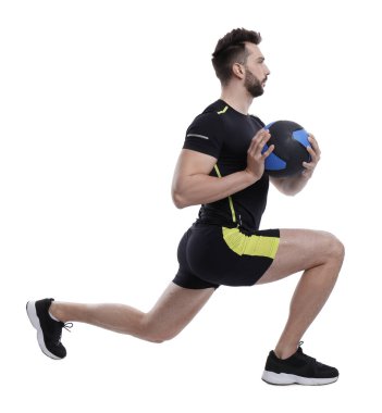 Spor yapan sporcu, beyaza izole edilmiş ilaç topuyla egzersiz yapıyor.