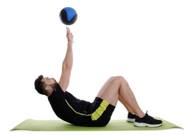 Spor yapan sporcu, beyaza izole edilmiş ilaç topuyla egzersiz yapıyor.