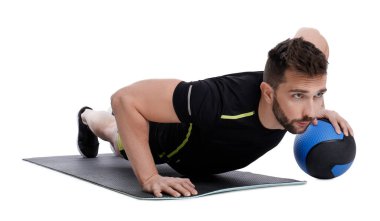 Spor yapan sporcu, beyaza izole edilmiş ilaç topuyla egzersiz yapıyor.