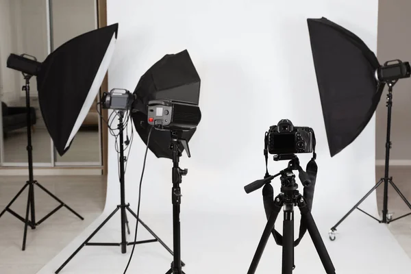 Fotoğraf Stüdyosunda Kamera Profesyonel Işıklandırma Ekipmanı Olan Tripod — Stok fotoğraf