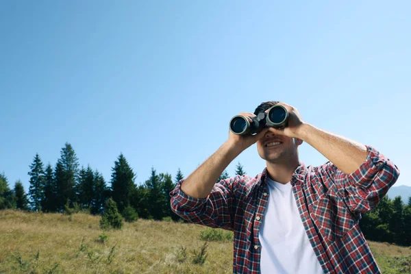 Uomo Che Guarda Attraverso Binocolo All Aperto Nella Giornata Sole — Foto Stock