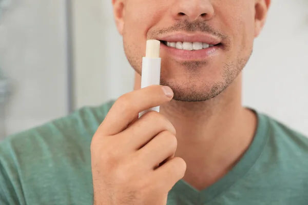 Άνδρας Που Εφαρμόζει Υγιεινό Lip Balm Εσωτερικούς Χώρους Closeup — Φωτογραφία Αρχείου