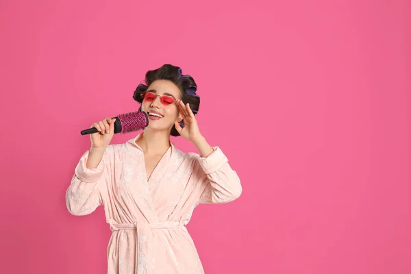 Gelukkig Jong Vrouw Badjas Met Haar Krulspelden Zonnebril Zingen Haarborstel — Stockfoto