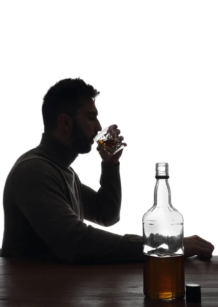 Silhueta Viciado Bebendo Álcool Fundo Branco — Fotografia de Stock