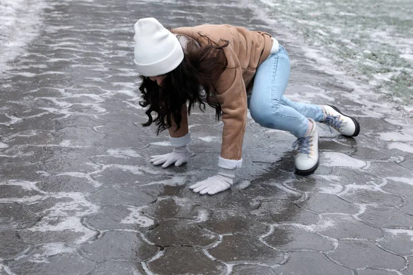 Mujer Joven Tratando Ponerse Pie Después Caer Pavimento Helado Resbaladizo — Foto de Stock