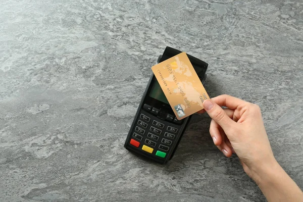 Mujer Con Tarjeta Crédito Utilizando Terminal Pago Moderno Mesa Gris — Foto de Stock