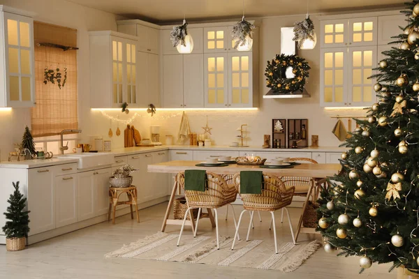 Przytulny Otwarty Plan Kuchnia Urządzona Boże Narodzenie Projekt Wnętrza — Zdjęcie stockowe