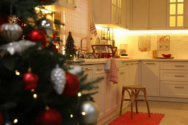Acogedor Interior Cocina Con Árbol Navidad Hermosa Decoración Festiva — Foto de Stock