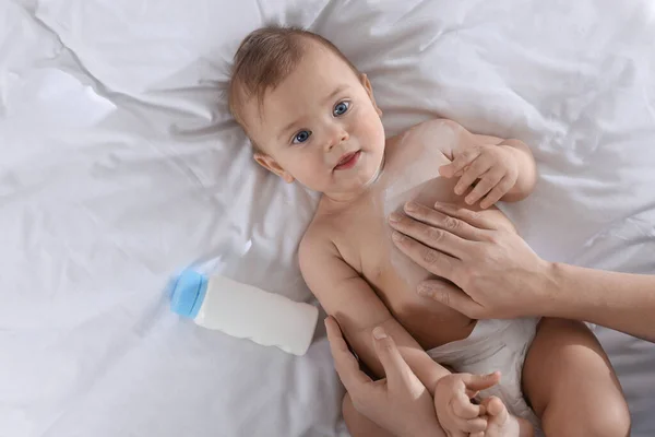 Anne Yatağında Bebeğine Toz Tozu Sürüyor — Stok fotoğraf