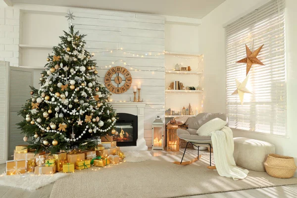 Gedecoreerde Kerstboom Met Geschenkdozen Open Haard Stijlvolle Woonkamer Interieur — Stockfoto