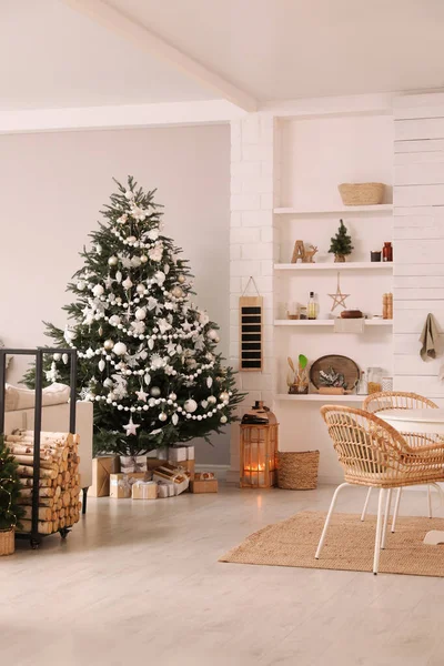 Útulná Jídelna Interiér Vánoční Stromeček Slavnostní Výzdoba — Stock fotografie