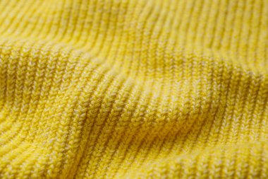 Arkaplan olarak sarı örülmüş kumaş, yakın görünüm