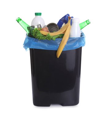 Çöp tenekesi beyaz arka planda çöp dolu. Çöp geri dönüşümü