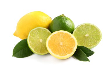 Beyaz arka planda taze limon, limon ve yeşil yapraklar.