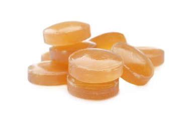 Beyaz arka planda birçok sarı öksürük pastili